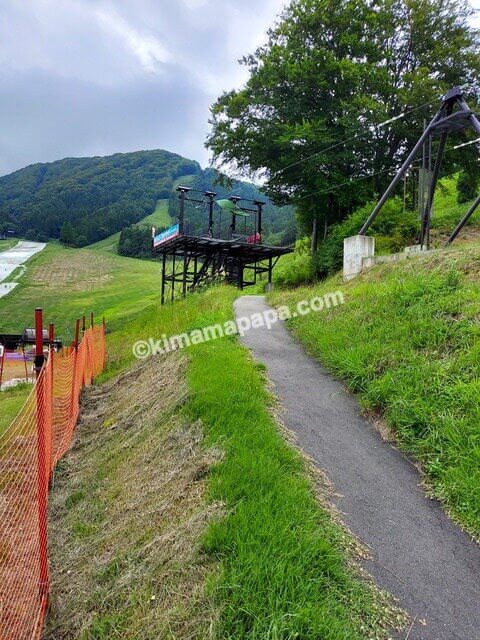 長野県、野沢温泉スポーツ公園のジップ・スカイライドのゴール