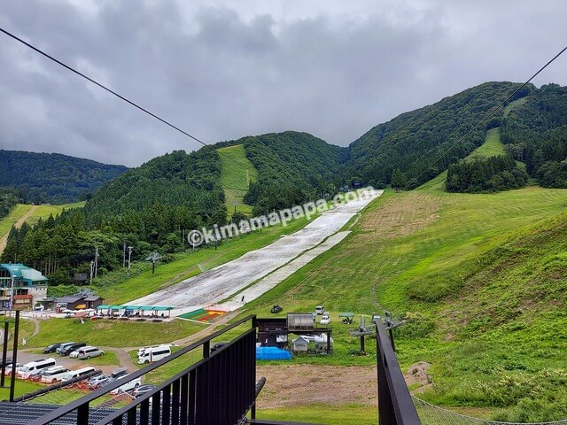 長野県、野沢温泉スポーツ公園のジップ・スカイライドのゴールから見たスタート地点