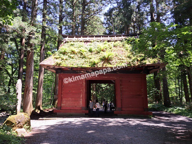 長野県長野市戸隠、戸隠神社奥社の随神門