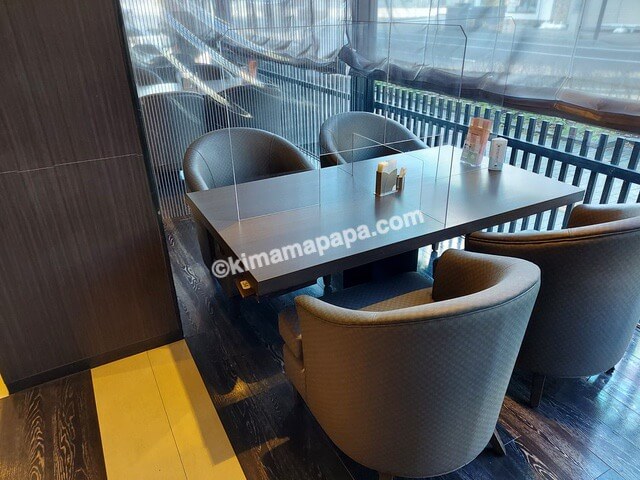 長野県上田市のルートインGrand、朝食のテーブル席