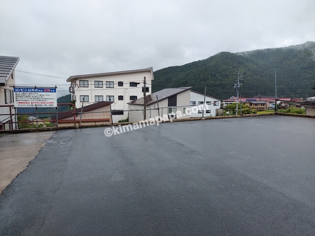 長野県野沢温泉村、肉のわしのの駐車場
