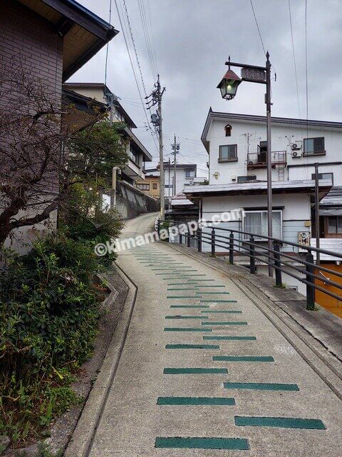 長野県野沢温泉村、熊の手洗湯から真湯への坂道
