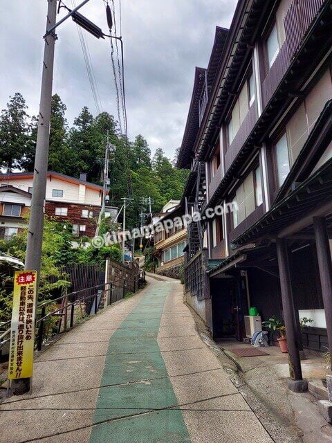 長野県野沢温泉村、ちとせ館横の上り坂