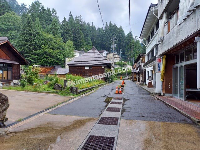 長野県野沢温泉村、Residence Yasushiの前の通り