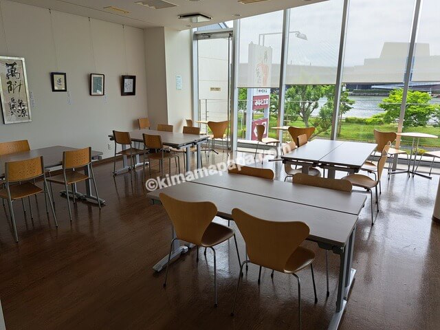 新潟県新潟市、田中屋本店みなと工房のイートインスペース