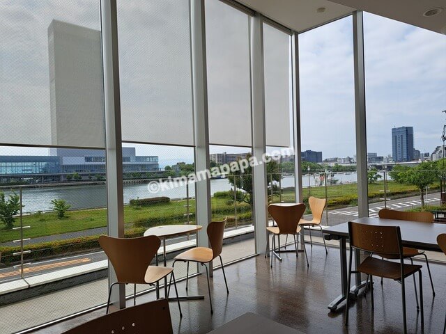 新潟県新潟市、田中屋本店みなと工房のイートインスペースからの景色