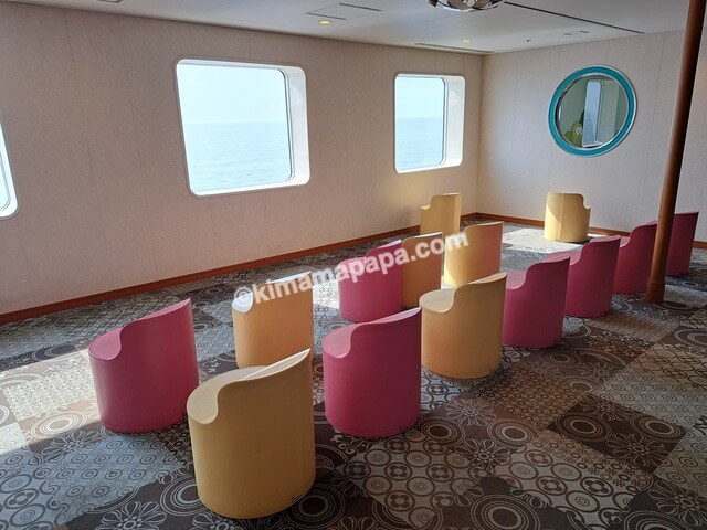 新潟港→小樽港の新日本海フェリーあざれあ、5階ショップ前の椅子