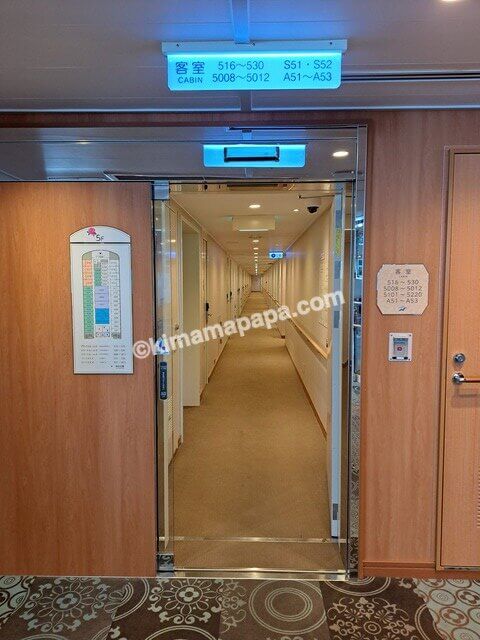 新潟港→小樽港の新日本海フェリーあざれあ、5階左舷側の客室通路
