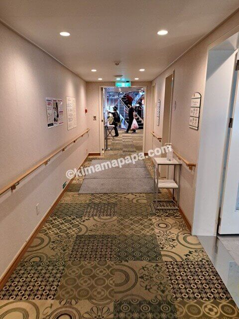 新潟港→小樽港の新日本海フェリーあざれあ、4階ゲームルームからエントランスホールへの通路