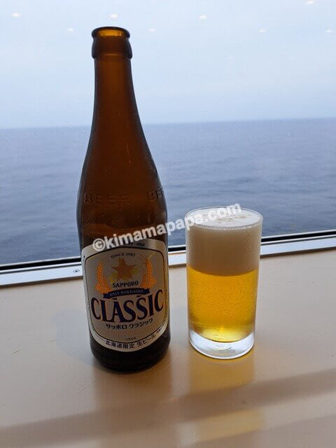新潟港→小樽港の新日本海フェリーあざれあ、5階レストラン白樺のサッポロクラシックビール
