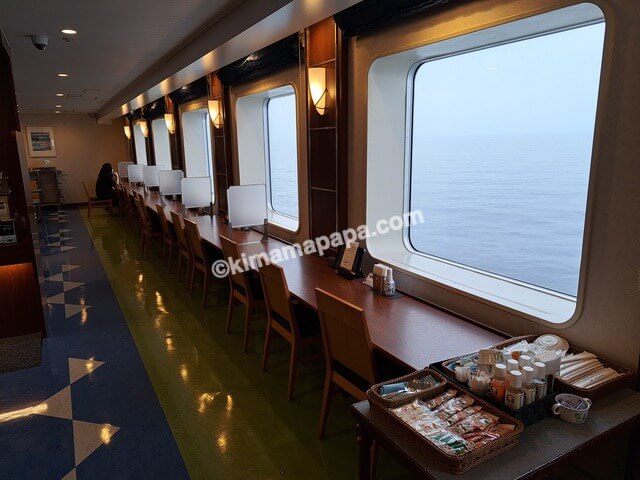新潟港→小樽港の新日本海フェリーあざれあ、5階レストラン白樺のカウンター席
