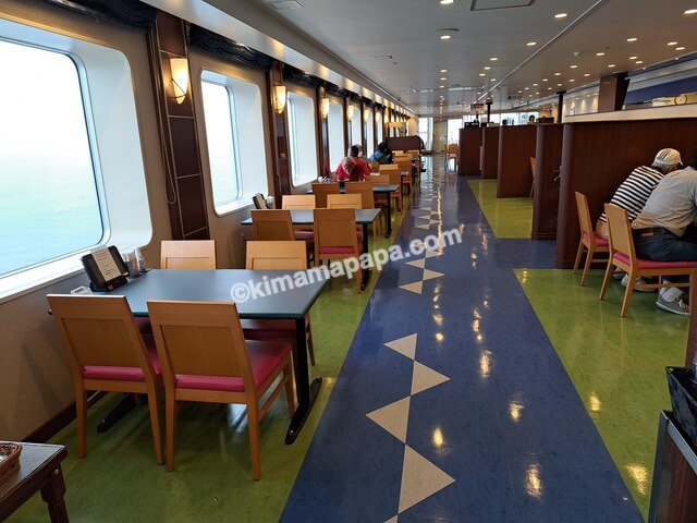 新潟港→小樽港の新日本海フェリーあざれあ、5階レストラン白樺のテーブル席