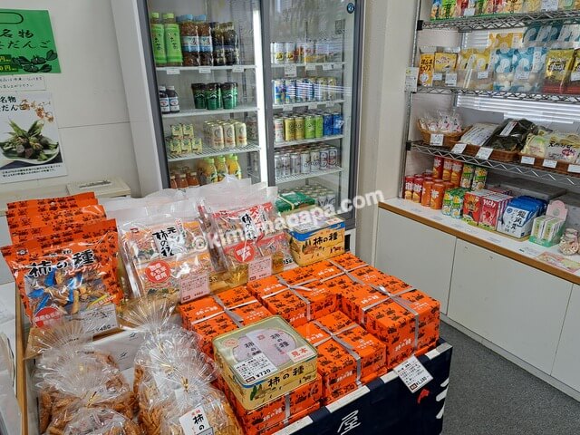 新潟県新潟市のフェリーターミナル、売店の柿の種