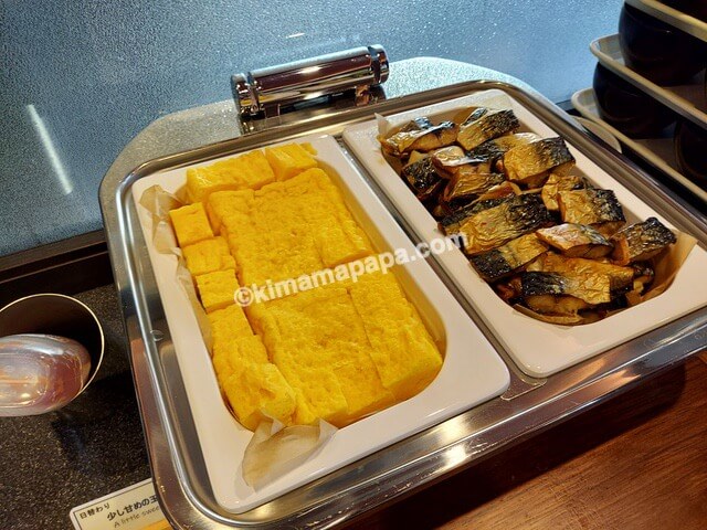 新潟県妙高市のスーパーホテル新井、朝食の少し甘めの玉子焼きとさばの塩焼き