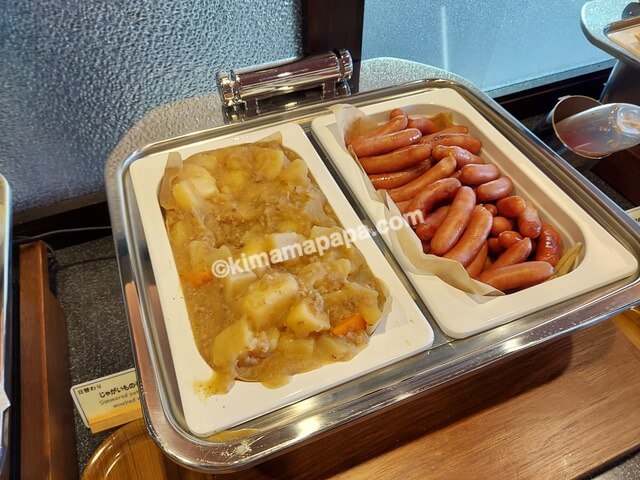 新潟県妙高市のスーパーホテル新井、朝食のじゃがいものそぼろ煮とウインナーソーセージ