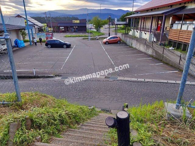新潟県妙高市、上信越自動車道の新井PA（上り）から道の駅あらいへの階段