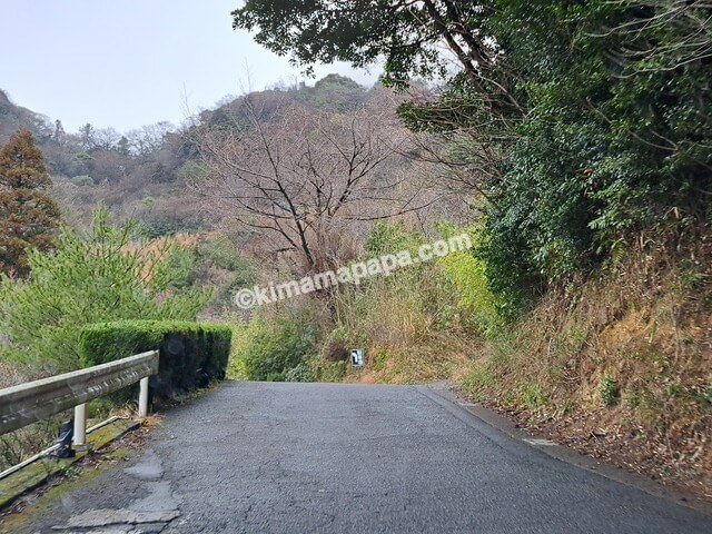 大分県別府市のみょうばん湯の里、山側の駐車場に続く道