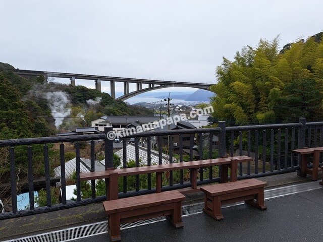 大分県別府市の岡本屋売店、駐車場から見える別府明礬橋