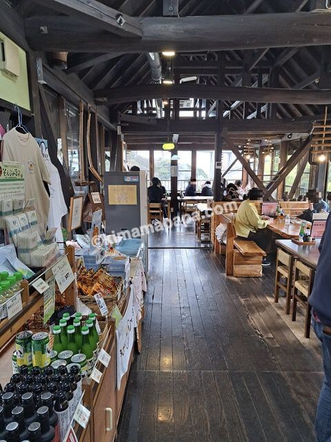 大分県別府市の岡本屋売店、店内飲食スペース