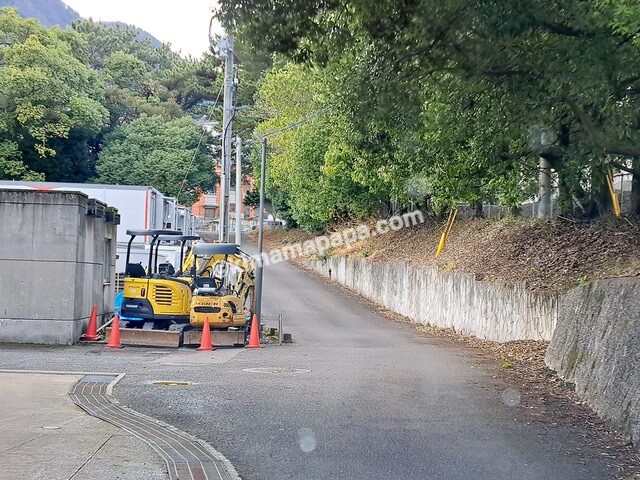 大分県別府市、ビーコンプラザ駐車場へと続く道