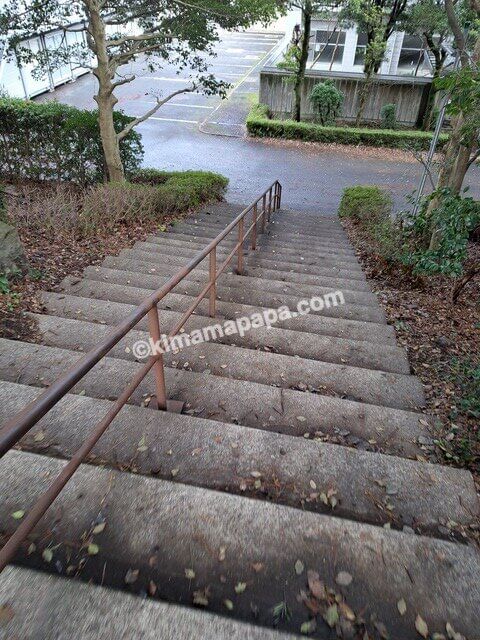 大分県別府市、ビーコンプラザ駐車場の階段