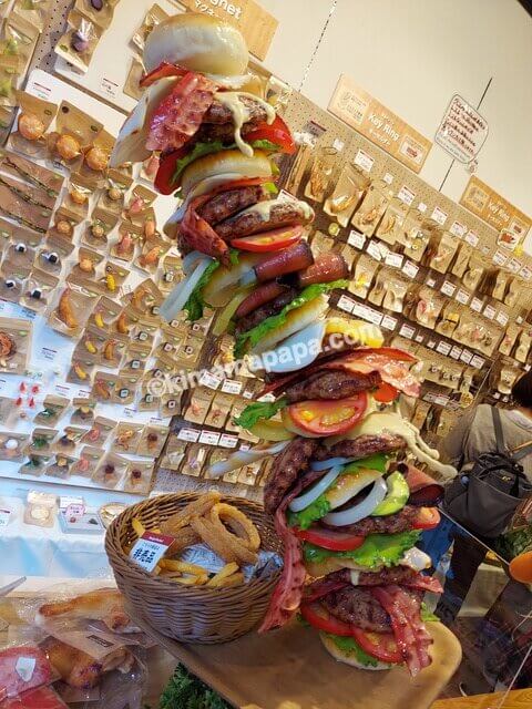 大阪市中央区、デザインポケットの巨大ハンバーガー