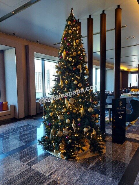 大阪市中央区、ザ ロイヤルパークホテル アイコニックのロビーのクリスマスツリー