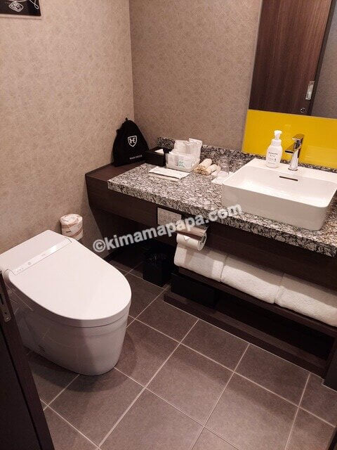 大阪市中央区のザ ロイヤルパークホテル アイコニック、スタンダードツインルームのお手洗い