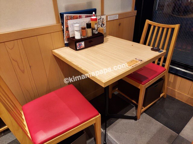 大阪市中央区、串かつだるま道頓堀店のテーブル席