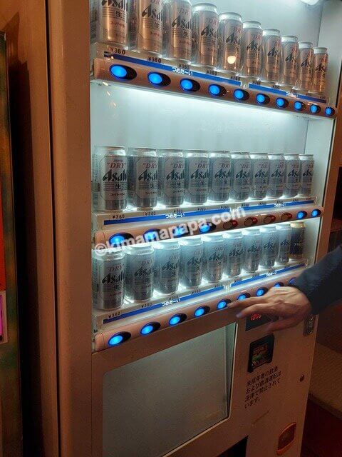 大阪市中央区、金龍ラーメン本店のビール自販機