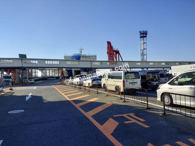 大阪南港、フェリーの乗船待ちエリア