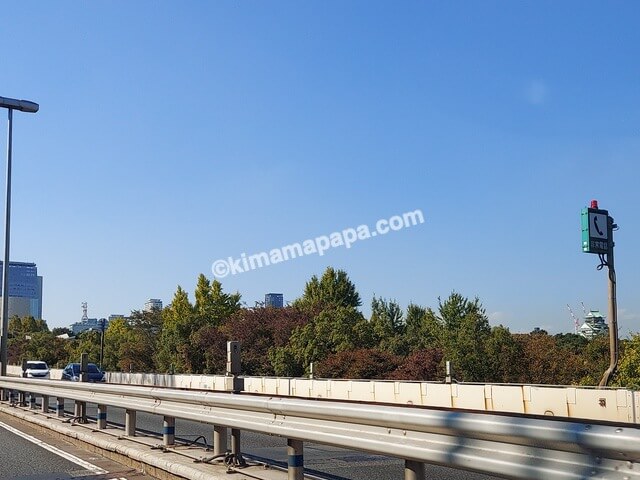 大阪府大阪市の阪神高速13号東大阪線、上りから見える大阪城
