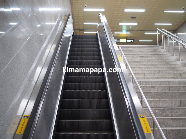 ソウル孔徳駅、地下1階から2番出口に向かうエスカレーター