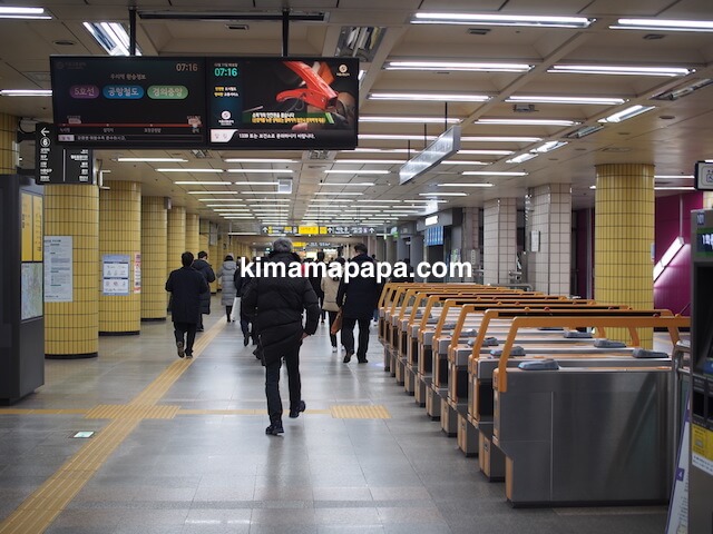 ソウル孔徳駅、地下1階6号線の改札