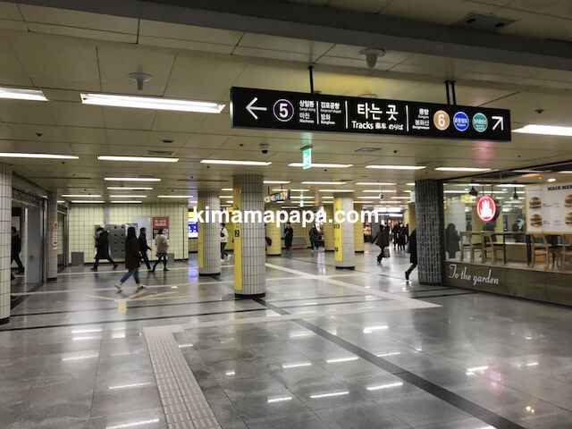 ソウル孔徳駅、2番出口から地下1階に移動