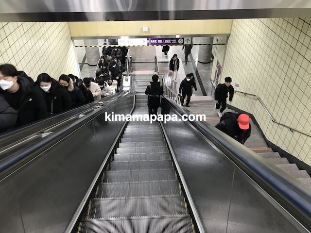 ソウル孔徳駅、地下2階の5号線改札へのエスカレーター