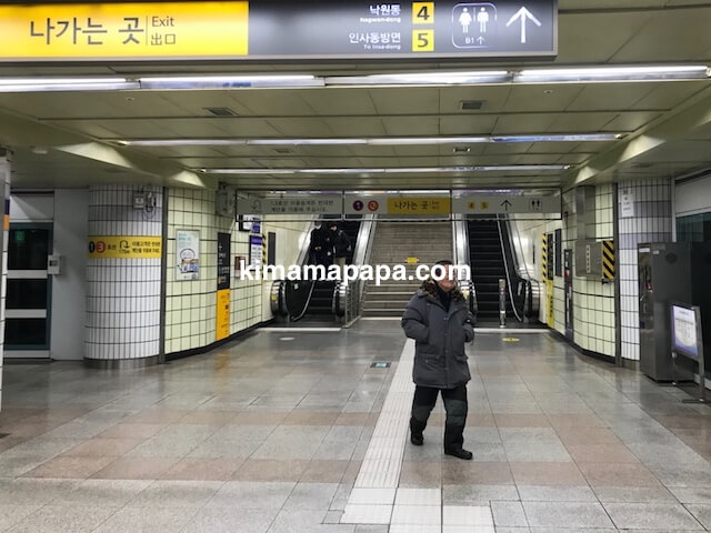 ソウルのチョンノサムガ駅、4番5番出口へのエスカレーター