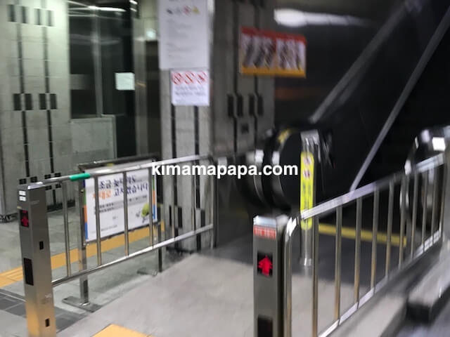 ソウルのチョンノサムガ駅、7番8番出口へのエスカレーター