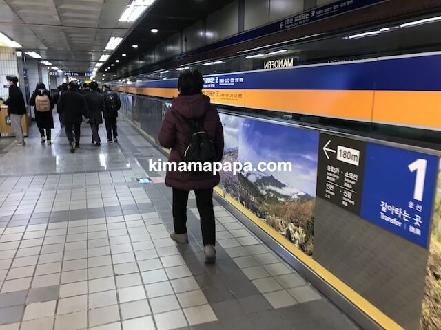 ソウルのチョンノサムガ駅、3号線コンコースの1号線方面