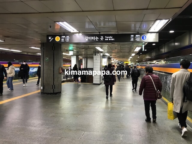 ソウルのチョンノサムガ駅、3号線コンコースの5号線方面