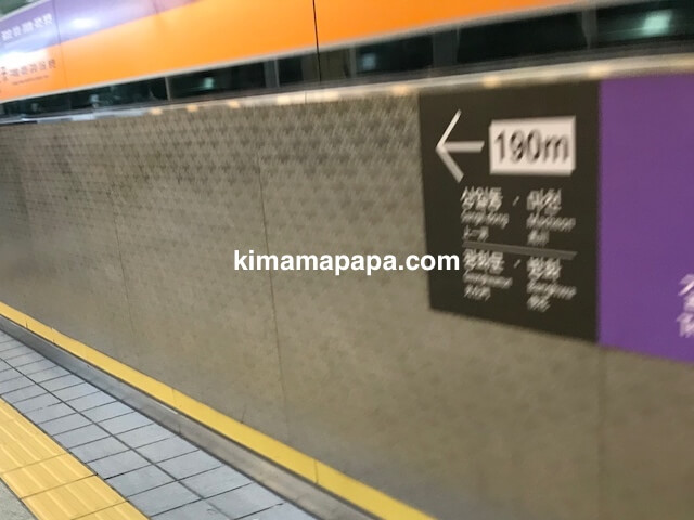 ソウルのチョンノサムガ駅、3号線コンコースの5号線方面