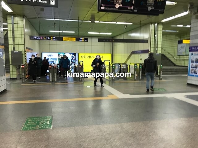 ソウルのチョンノサムガ駅、5号線への下りエスカレーター