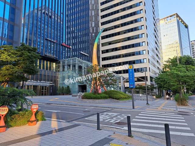 ソウル麻浦区、孔徳駅8番出口からみえるGLADマポ