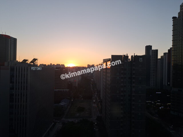 ソウル麻浦区のGLADマポ、デラックスツインルームから見える夕日