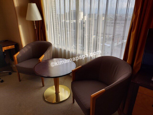 ANAクラウンプラザホテル富山のレギュラーフロア、デラックスツインルームのソファー