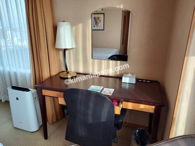 ANAクラウンプラザホテル富山のレギュラーフロア、デラックスツインルームのデスク