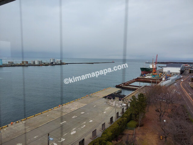 富山市、富山港展望台から見た日本海