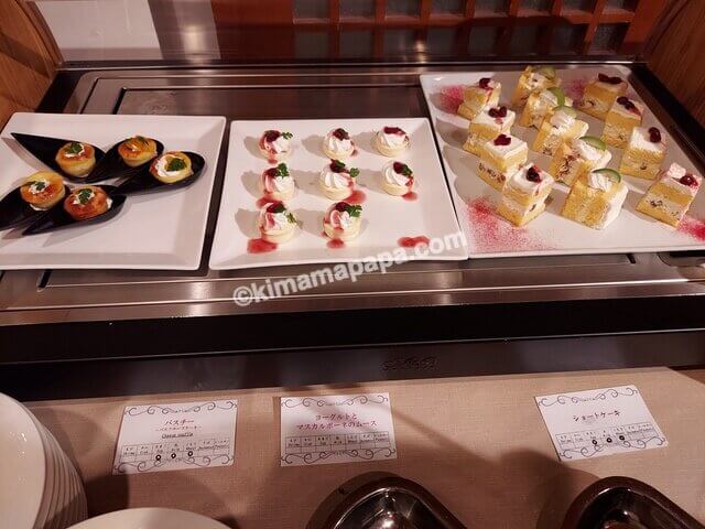 富山県魚津市のホテルグランミラージュ、夕食のバスクチーズケーキ、ヨーグルトとマスカルポーネのムース、ショートケーキ