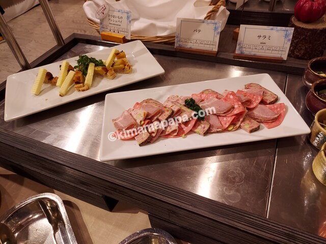 富山県魚津市のホテルグランミラージュ、夕食のさつまいものブッシュパイ、パテ、サラミ