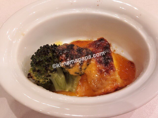 富山県魚津市のホテルグランミラージュ、夕食のカレイの海老マヨネーズ焼き